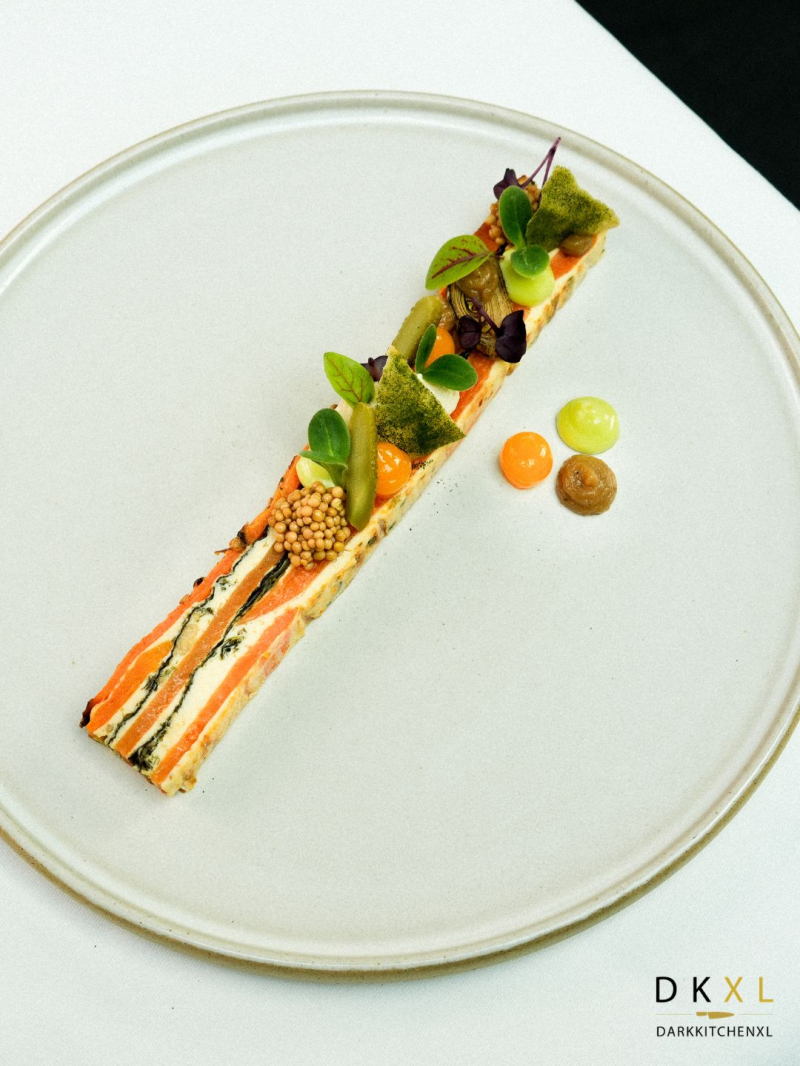 2026 Huzarensalade 2.0 | terrine van aardappel | gebrande sjalot | gelei van pickles | mosterdzaad | eidooiercrème | dragon